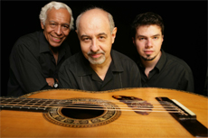 Paulo Bellinati Trio - Israel de Almeida, Paulo Bellinati e Daniel Murray. foto: Gal Oppido